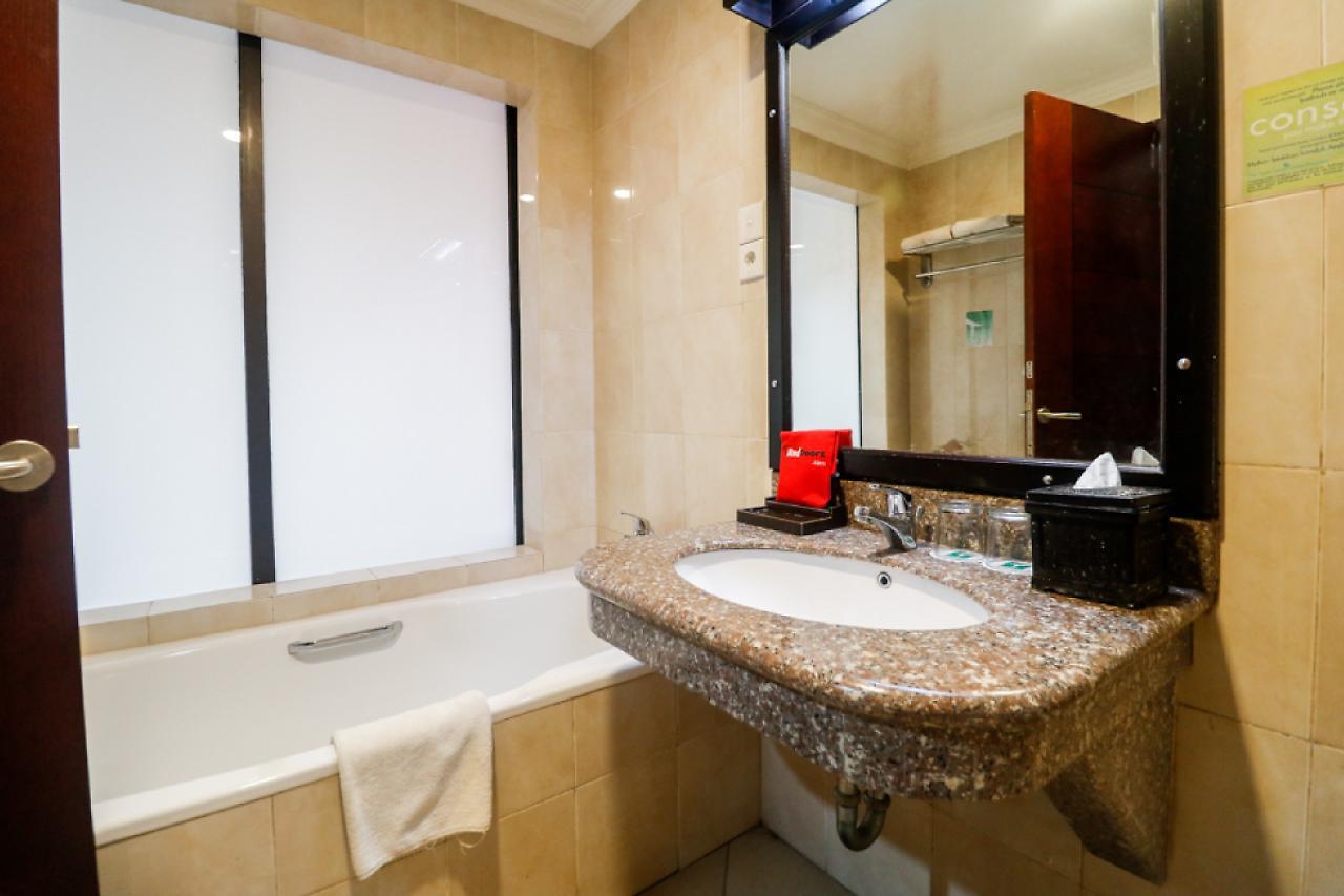 Отель Reddoorz Premium @ Bukit Damai Indah Баликпапан Экстерьер фото