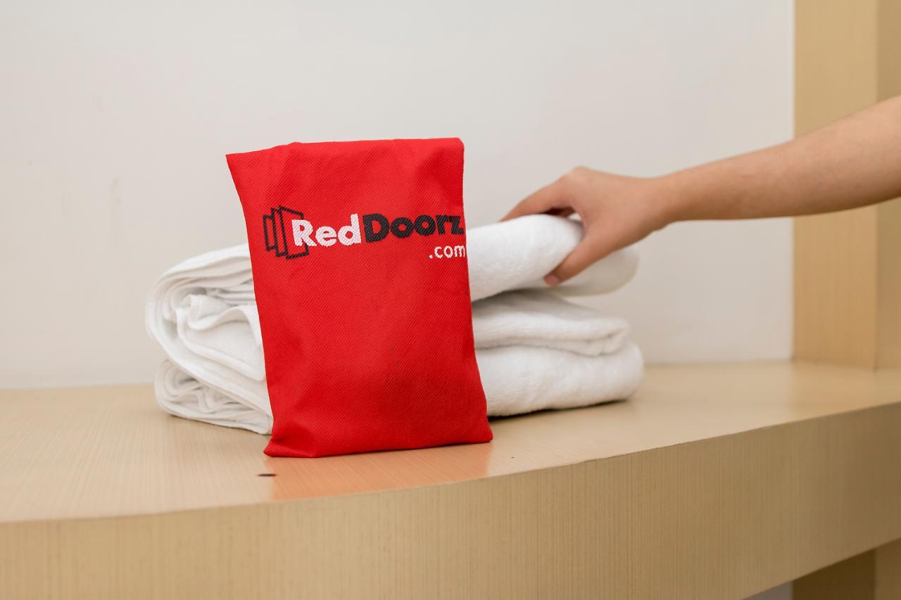 Отель Reddoorz Premium @ Bukit Damai Indah Баликпапан Экстерьер фото
