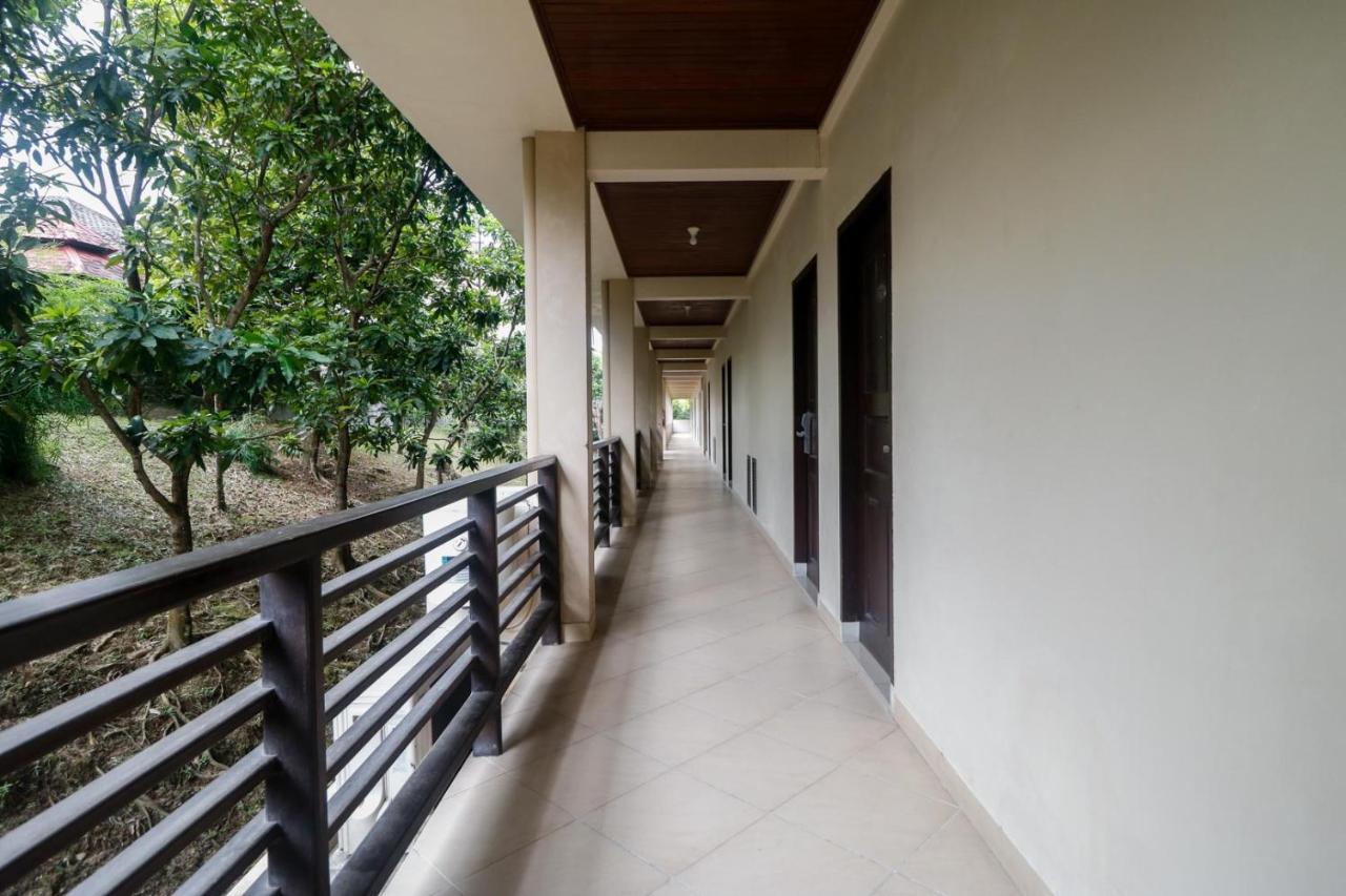 Отель Reddoorz Premium @ Bukit Damai Indah Баликпапан Экстерьер фото
